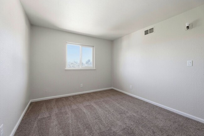 Building Photo - FULLY REMODELED MODERN SPACIOUS TOWNHOUSE!!!