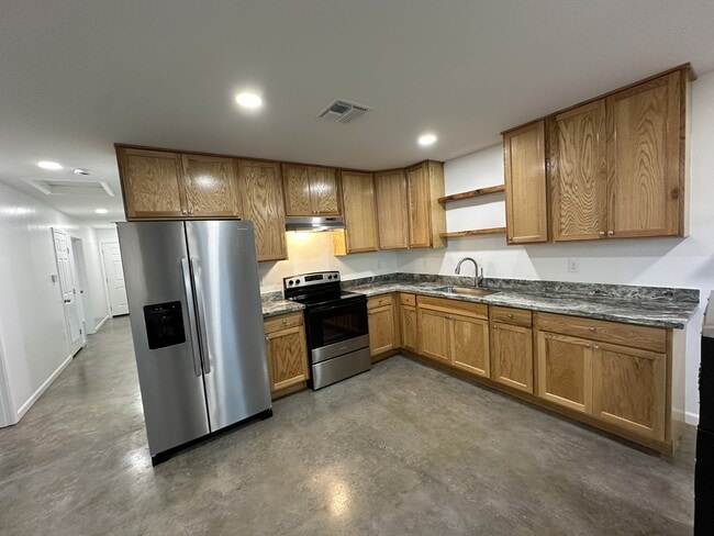 Building Photo - 126 S Refinery St