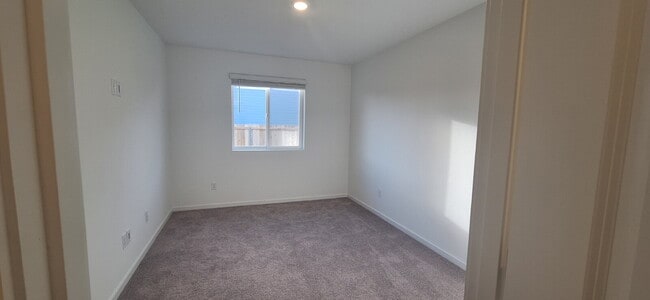 Building Photo - 3 Bedroom 2 Bathroom New build House