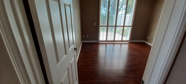 Building Photo - Bright And Airy End Unit In Gated Sanderli...