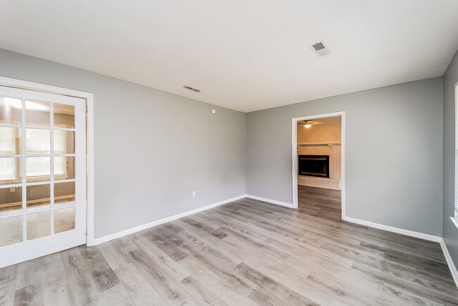 Building Photo - Impressive Home In Ladson