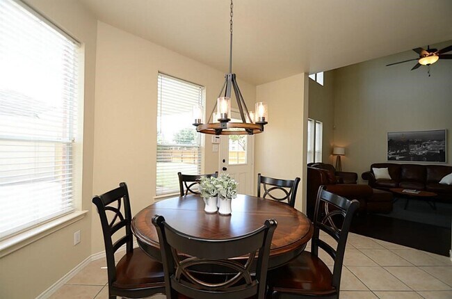 Building Photo - 5002 Hearth Hollow Ln