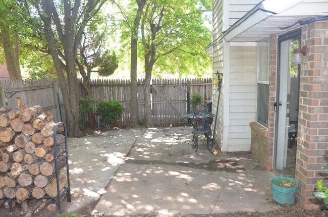Building Photo - West-side Norman Home