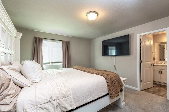 Building Photo - Townhouse Unit for Rent