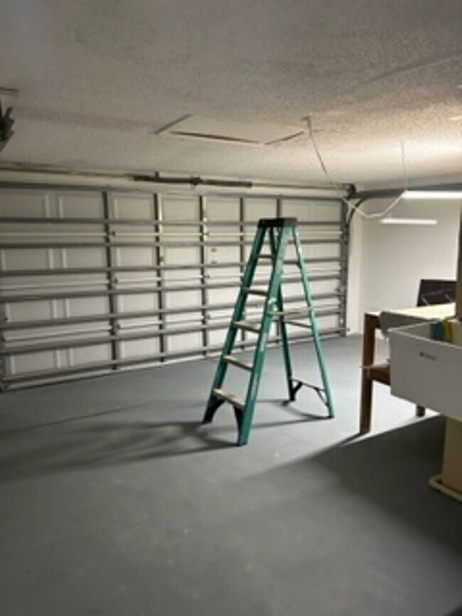 Building Photo - Beautiful 3 bedroom, 2 bath pool home in a lovely community.