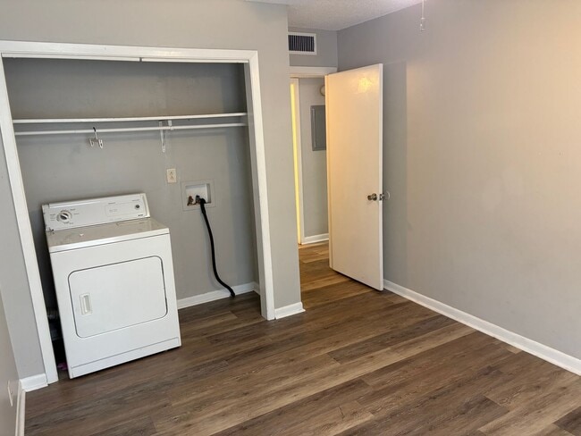 Building Photo - 515 Basswood Ave