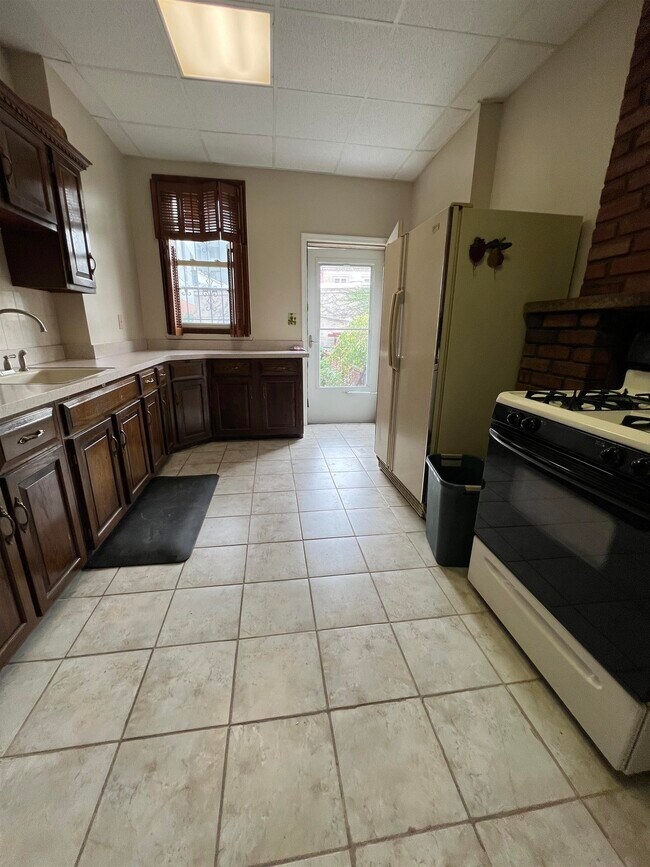 Building Photo - 19 Glenwood Ave