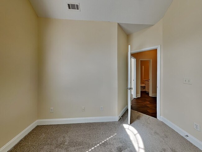 Building Photo - Beautiful 6 Bedroom Home located in Hampton!