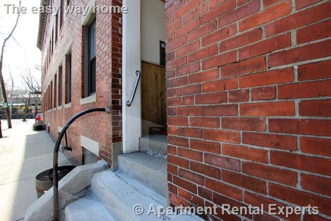 Building Photo - 43 Ivaloo St