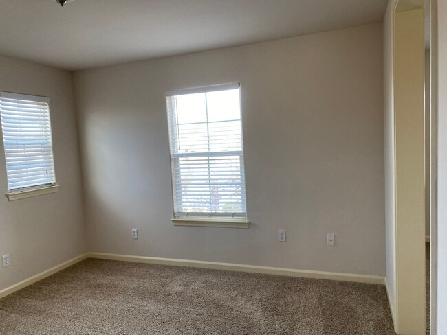 Building Photo - Townhouse in the Villages at Shasta View G...