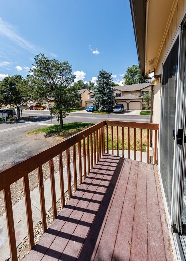 Building Photo - Lovely End Unit 2 Bed Condo, Centrally Located
