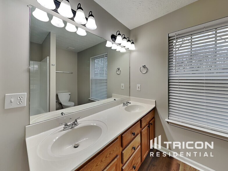 Building Photo - 8665 River Rock Ct