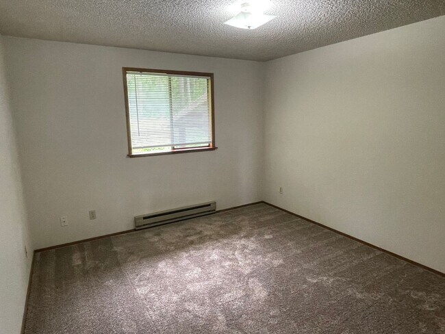 Building Photo - Pet Friendly, Private 3 Bedroom Home