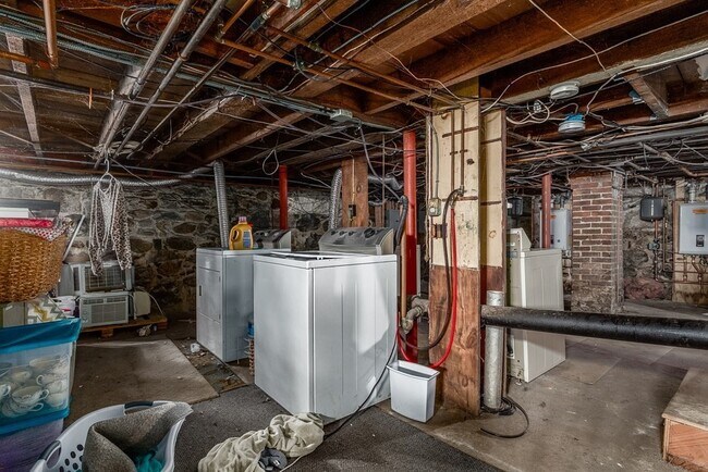 Building Photo - 179 Main St