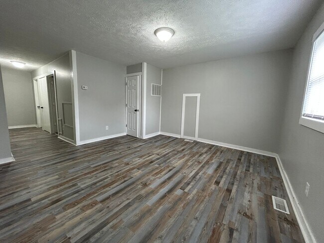 Building Photo - 642 N Elm St