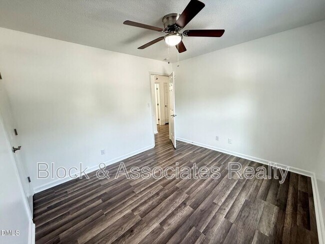 Building Photo - 401 Holly Berry Ln