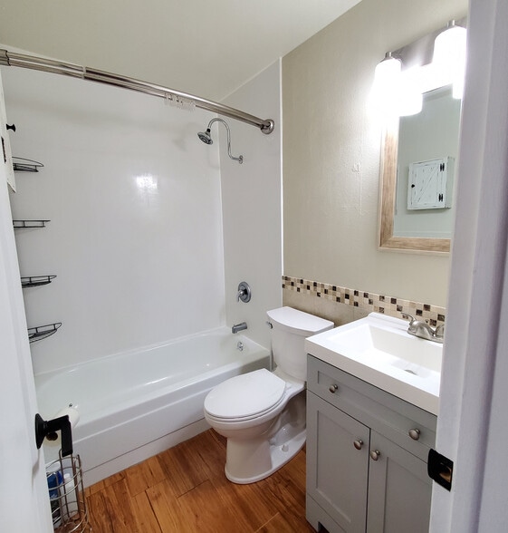 Updated bathroom with medicine cabinet - 3161 Madison Ave
