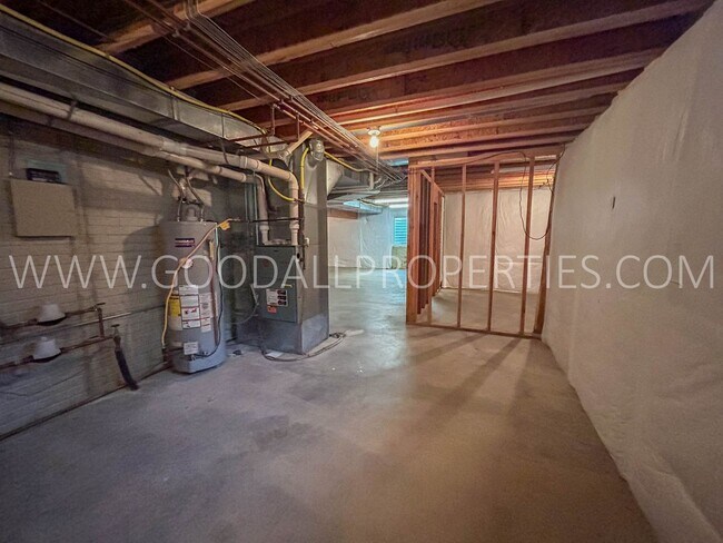Building Photo - 3 Bedroom Single-Family home in West Des Moines with a fully fenced in yard!