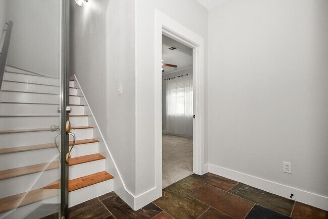 Building Photo - 1121 W 17th St