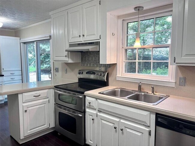 Building Photo - 2408 Crooked Tree Ct NE
