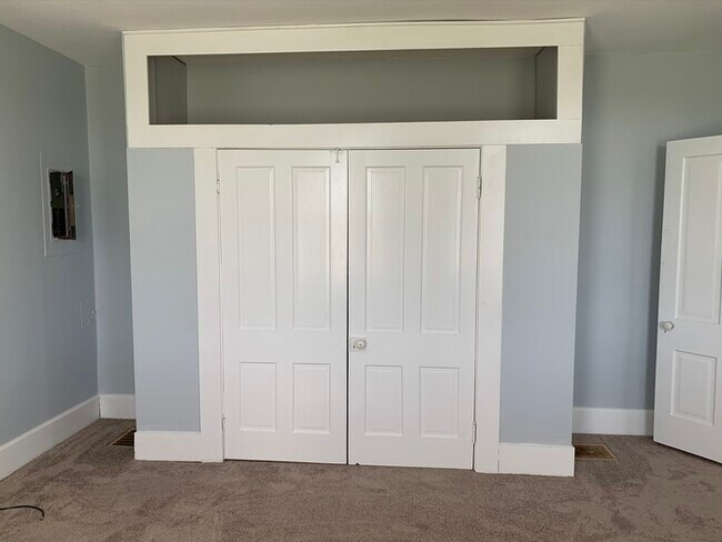 Building Photo - 4 bedroom farm house!