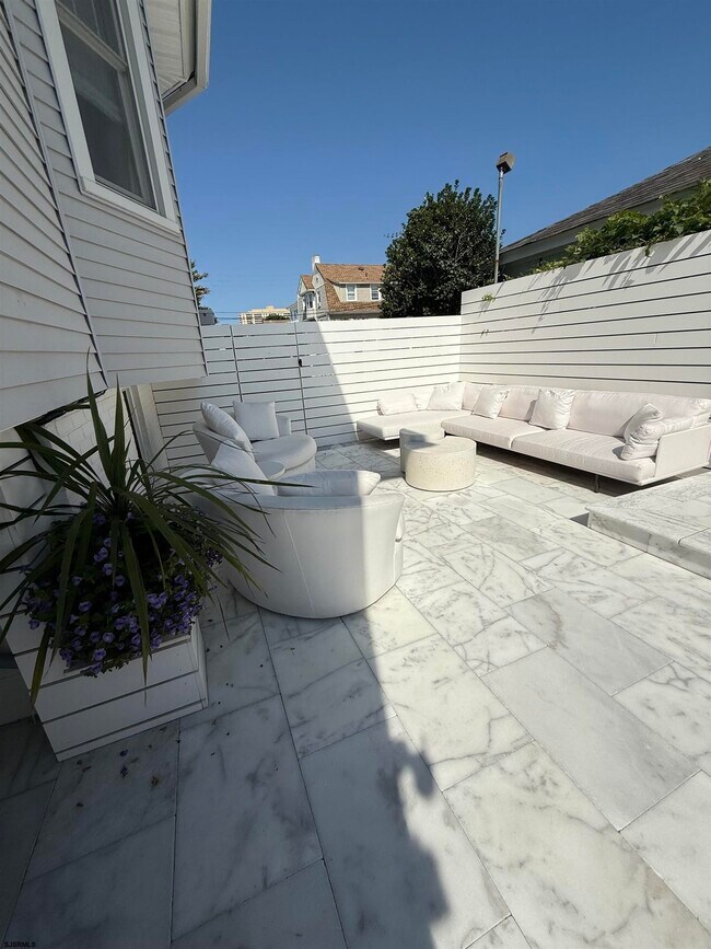 Building Photo - 16 S Somerset Ave