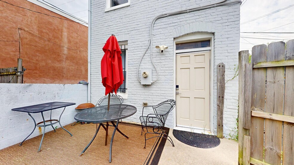 Building Photo - 638 Burgundy St
