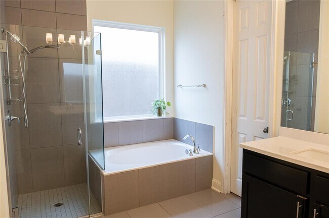 Building Photo - 6701 Serlio Dr