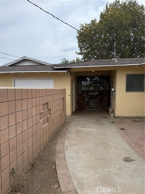 Building Photo - 944 N Primrose Ave
