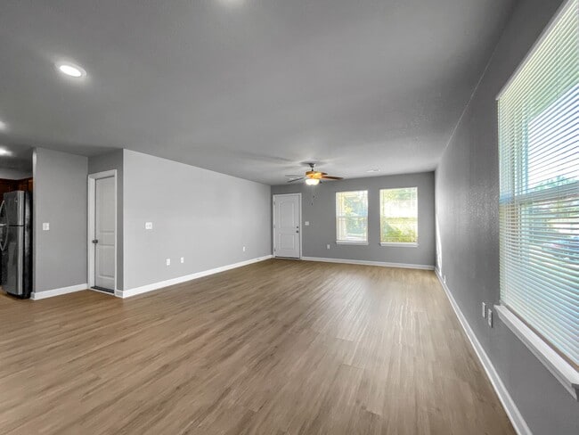 Building Photo - Charming 3-Bed, 2-Bath Ranch style duplex in the Colonial Gardens