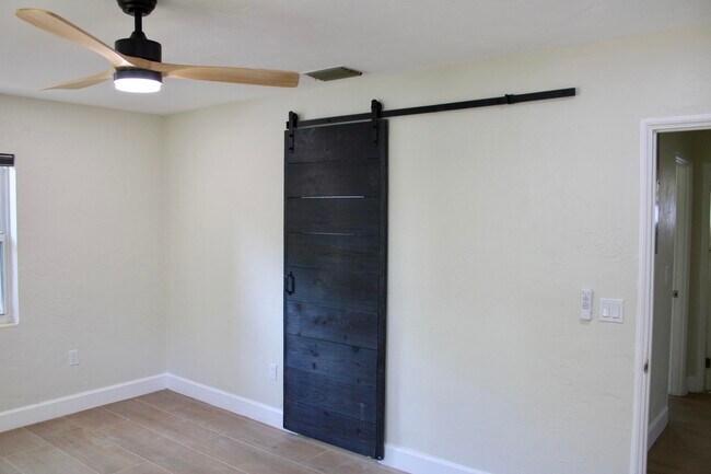 Building Photo - 3211 Floral Ave