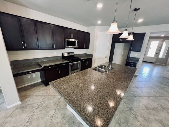 Building Photo - Gorgeous 2 bedroom and 2 bathroom home in ...