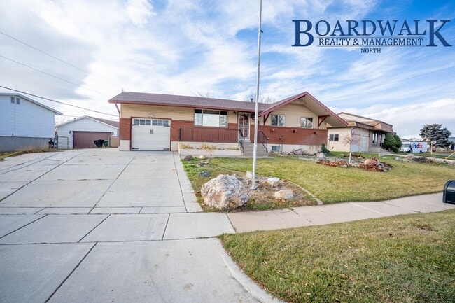 Building Photo - Amazing 4 Bed Rambler in Syracuse