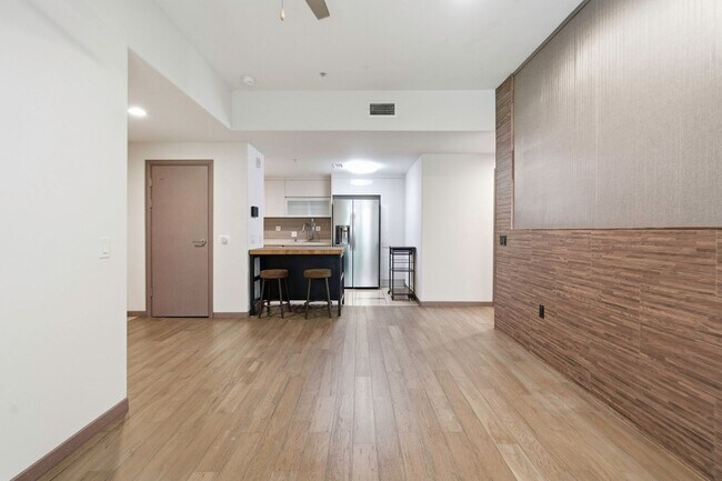 Building Photo - 903 S New Hampshire Ave