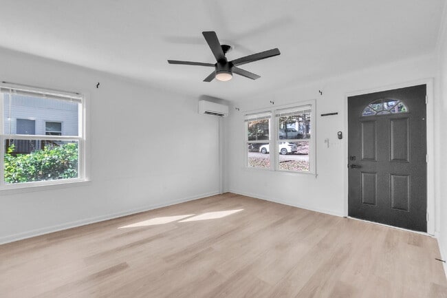 Building Photo - AMAZING LEASE SPECIAL! Updated 2-Bedroom 1-Bathroom Duplex in Spartanburg with Modern Finishes an...