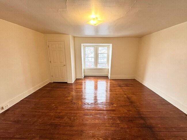 Building Photo - CHRI438