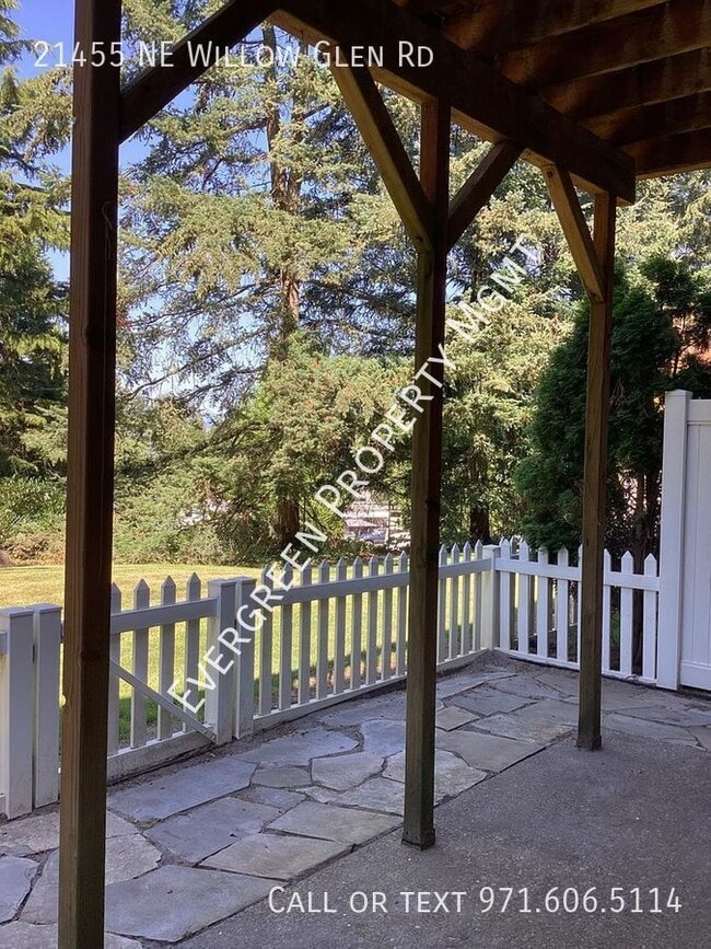 Building Photo - Beautifully remodeled 3-bedroom, 2.5-bathr...