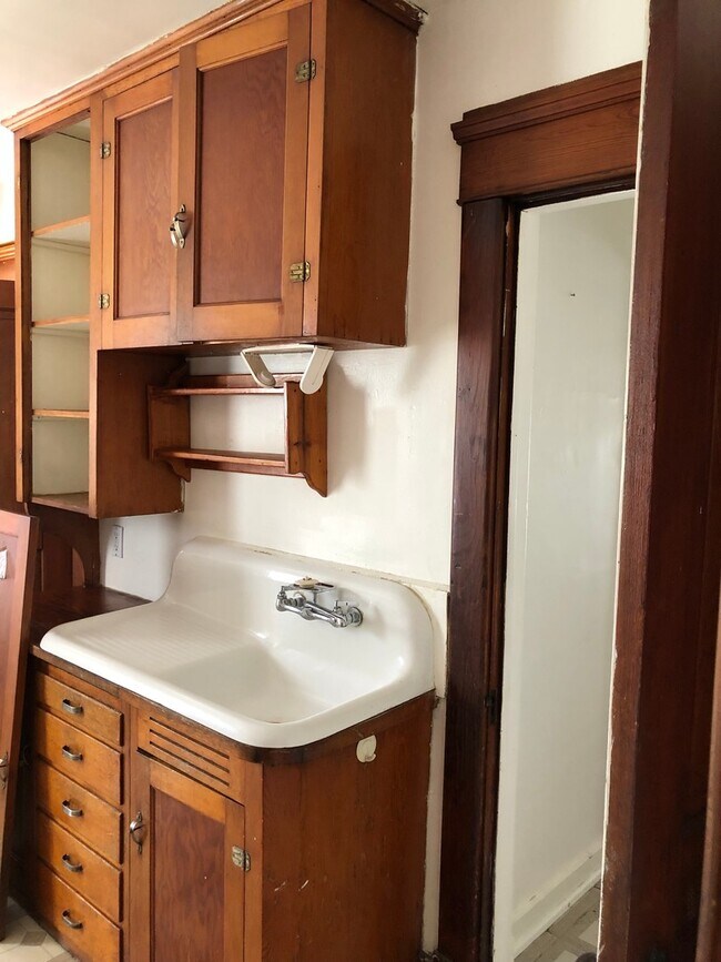 Building Photo - Mom's Moline