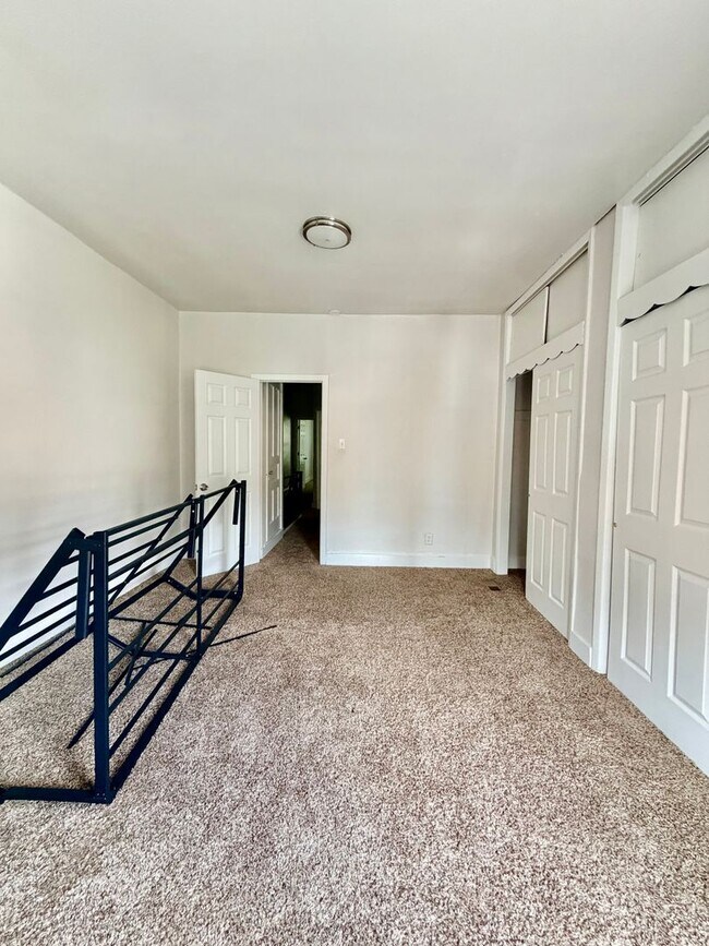 Building Photo - Spacious 3-Bedroom Home with Central A/C, In-Unit Laundry & Pet-Friendly Living