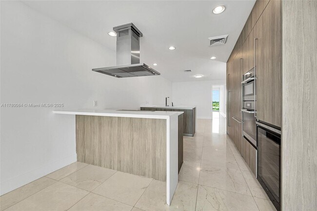 Building Photo - 350 Ocean Dr