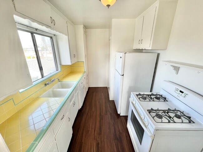 Building Photo - Granada Triplex