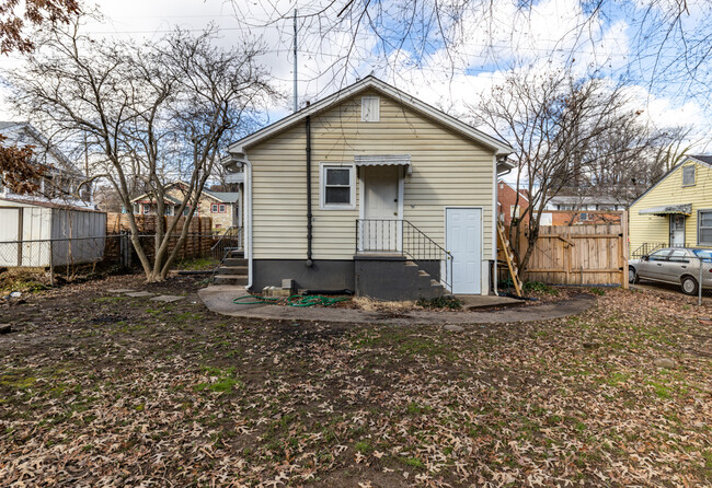 Building Photo - 708 E Woodland Ave