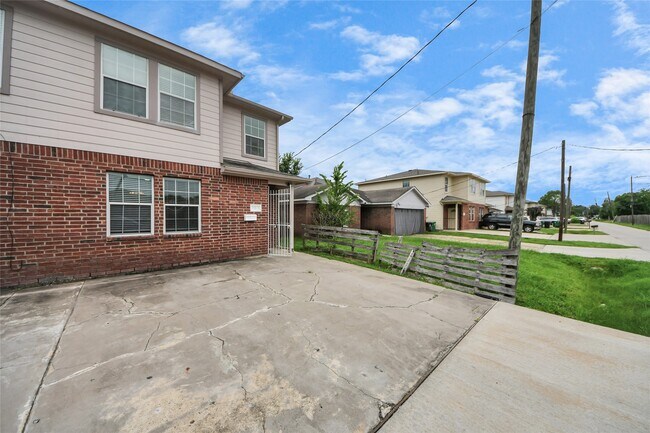 Building Photo - 3738 Lehall St