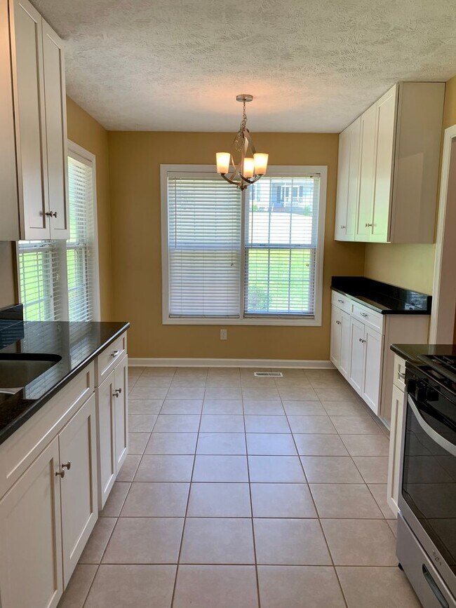 Building Photo - Lovely Tri-level Fayetteville Home