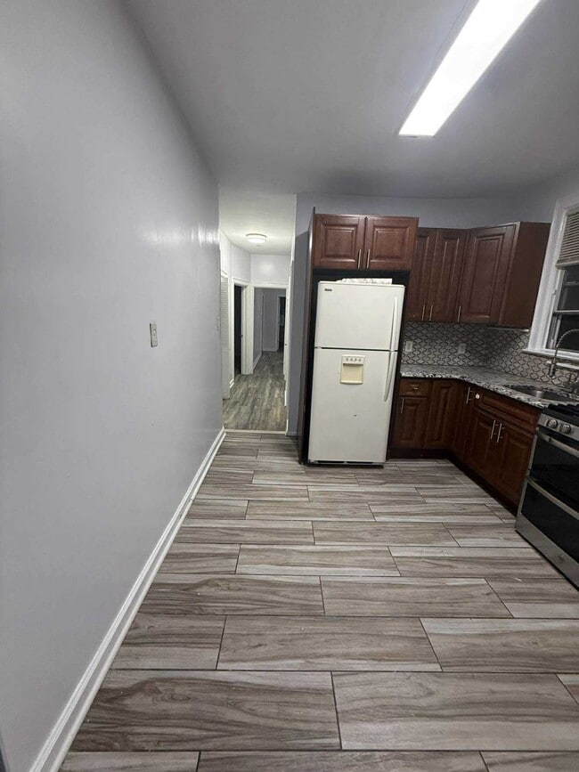 Building Photo - 225 McAdoo Ave