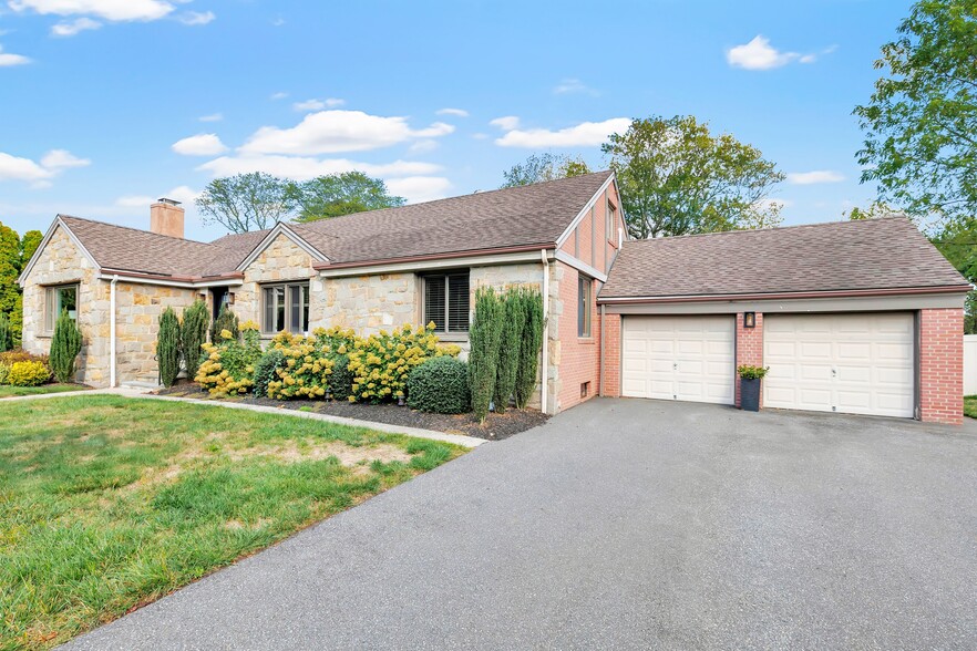 Building Photo - 26 Pearsall Pl