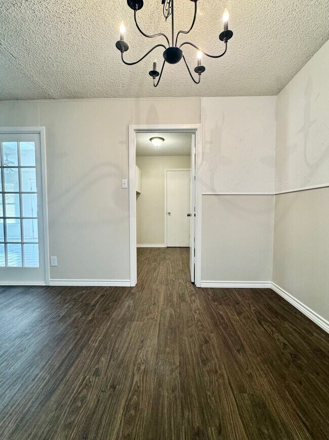 Building Photo - Coming Available June 2025 - 3-Bedroom Hom...