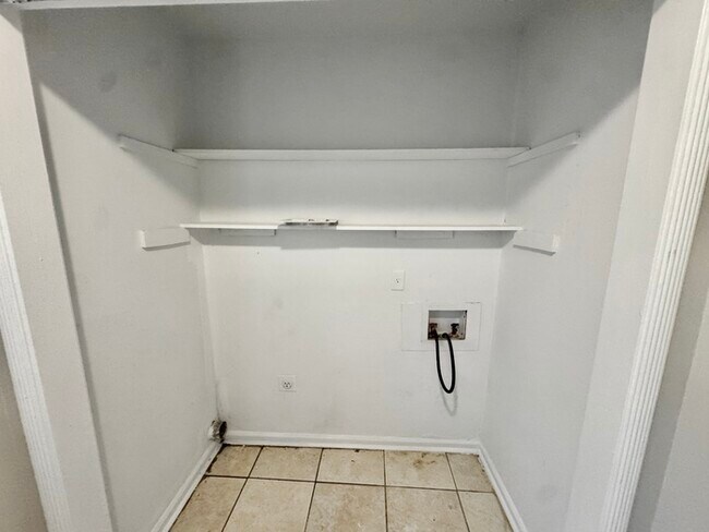 Building Photo - 2664 Richwood St