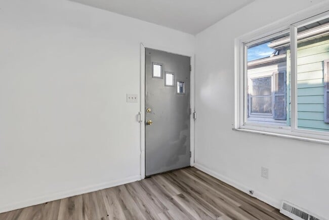 Building Photo - 1699 E Weber Rd