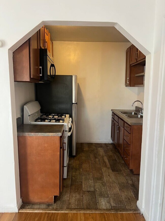 Building Photo - E1077F